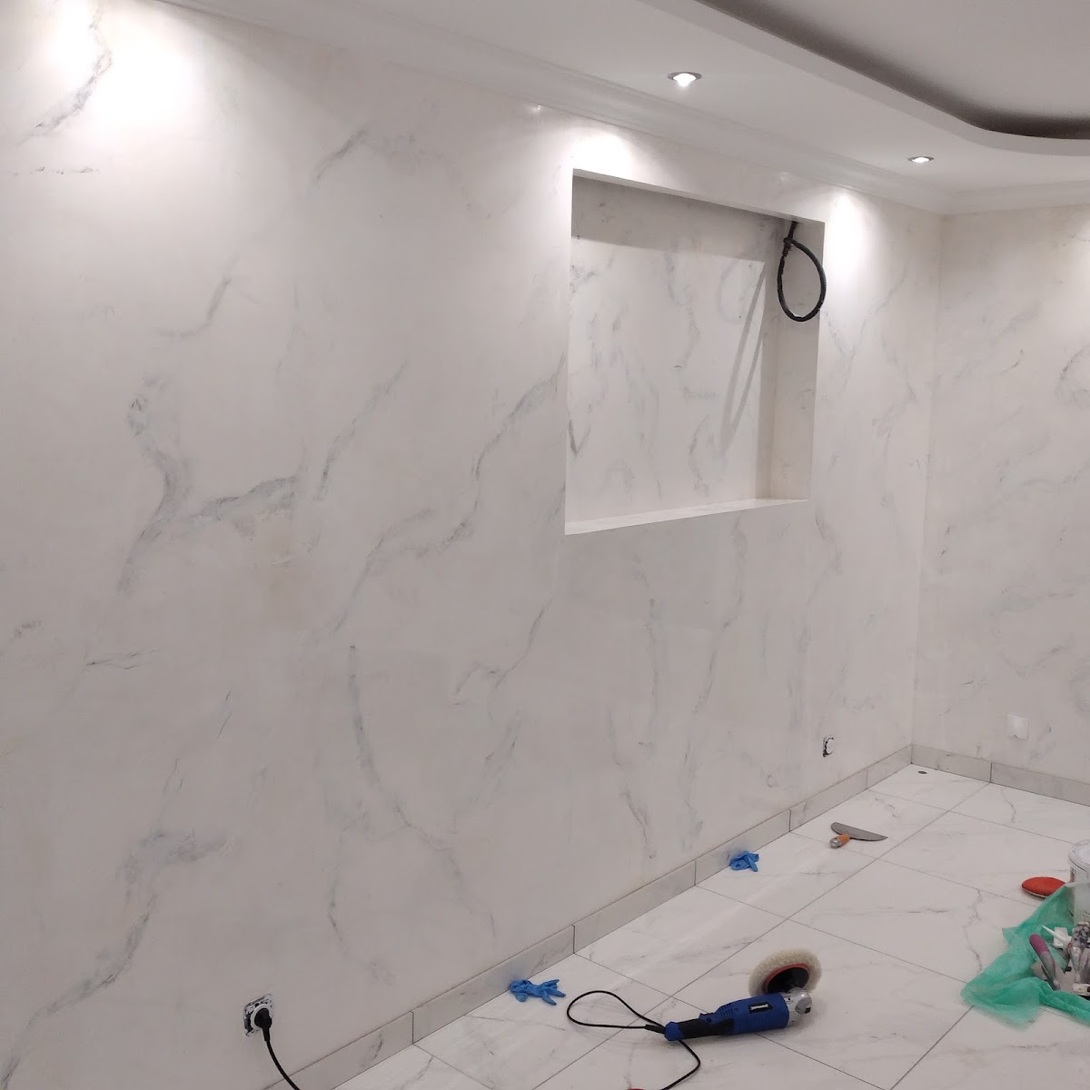 Mur effet marbre avec niche et éclairage encastré