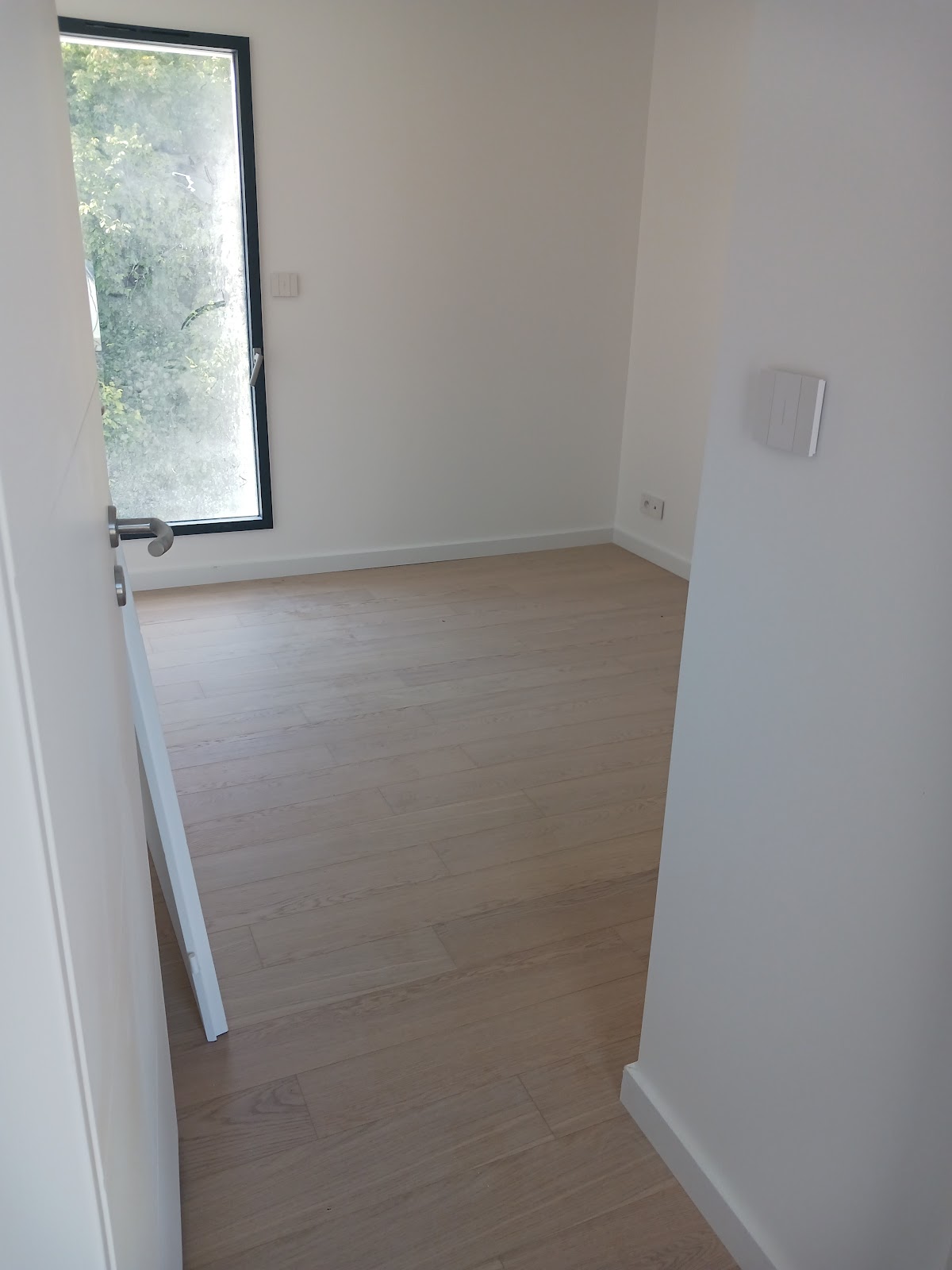 Chambre rénovée : sol imitation parquet et murs peints
